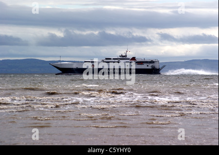 L'Ile de Man ferry vu de Crosby Beach, Liverpool, Merseyside, Angleterre Banque D'Images