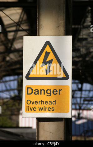 Signe de danger de l'électricité, la gare de Liverpool Lime Street Banque D'Images