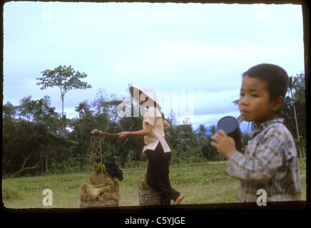 Femme et enfant vietnamien le long de la route de l'Armée de l'ARVN de la République du Vietnam troupes pendant la guerre du Vietnam 1971 Banque D'Images