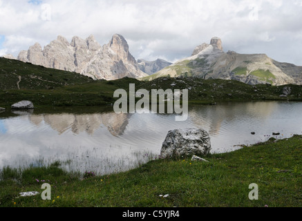 Lac alpin dans les Dolomites près du TreCime di Lavaredo Banque D'Images