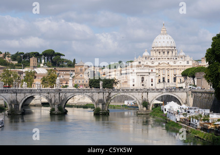 Le Tibre avec Ponte Sant'Angelo et la Basilique St Pierre Banque D'Images