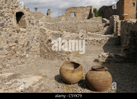 Des pots d'argile dans les ruines d'un bar, Thermopolium de Flavus Nicéphore, Pompéi Banque D'Images