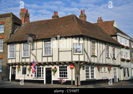 15ème siècle "l'amiral Owen' Pub, High Street, Sandwich, Kent, Angleterre, Royaume-Uni Banque D'Images