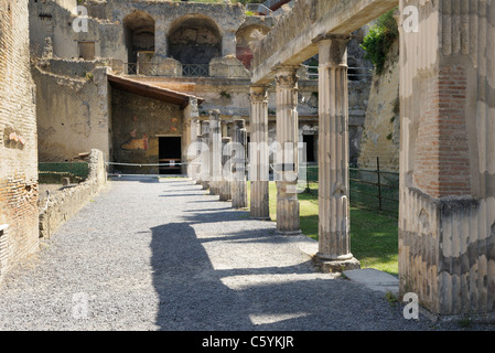 Palestre avec colonnes corinthiennes cannelées, Herculanum. Banque D'Images