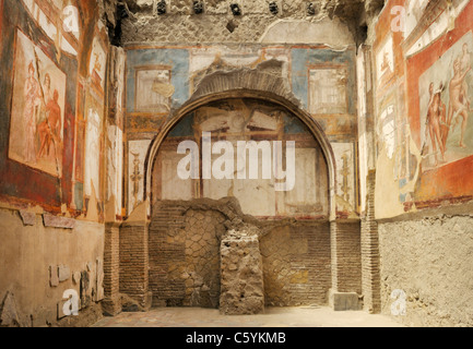 (Sacellum romain sans toit de culte), le Collège de l'Augustali, Herculanum. Le sanctuaire est décoré dans le quatrième Style. Banque D'Images