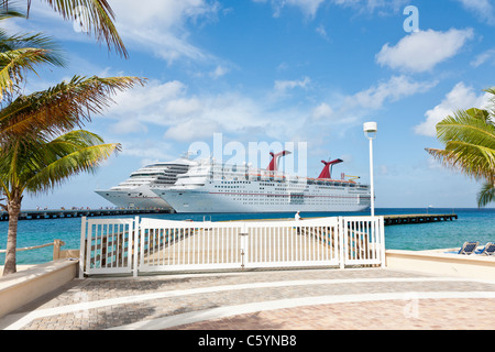 Les passagers des bateaux de croisière sur le quai de débarquement des bateaux de croisière Carnival Triumph et de l'Ecstasy à Cozumel, Mexique Banque D'Images