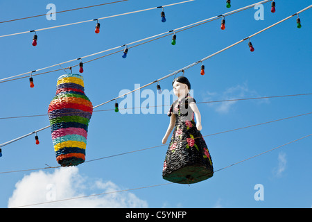 La pendaison de Pinatas sur cordes des lumières contre sky blues à Cozumel, Mexique dans la mer des Caraïbes Banque D'Images