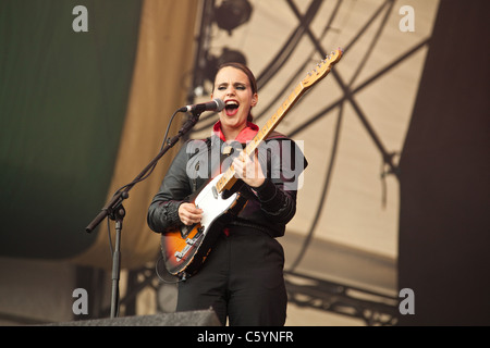 Anna Calvi l'exécution sur l'Obélisque la scène du Festival latitude 2011, Suffolk, Angleterre, Royaume-Uni. Banque D'Images