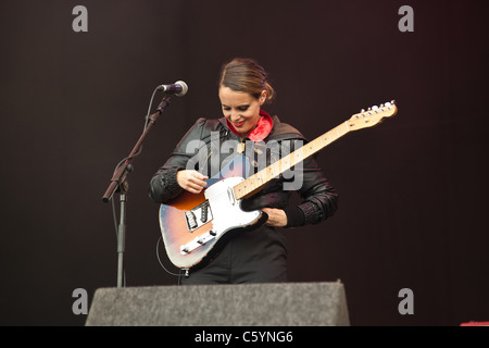 Anna Calvi l'exécution sur l'Obélisque la scène du Festival latitude 2011, Suffolk, Angleterre, Royaume-Uni. Banque D'Images