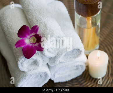 États-unis, Californie, Oakland, roulé , aroma sticks, bougie et orchid sur table Banque D'Images