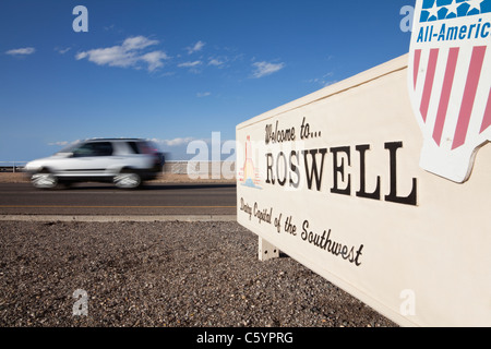 USA, Nouveau Mexique, Roswell, l'excès de voiture passé welcome sign Banque D'Images
