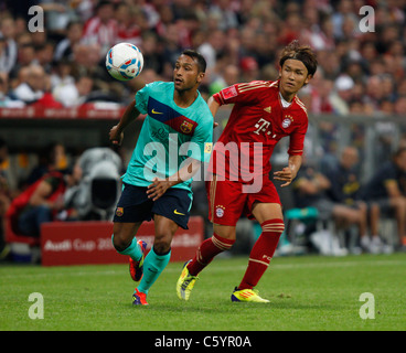 Joueur du FC Bayern Takashi Usami (droite) et Gustavo (Barcelone) en action Banque D'Images