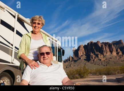 USA, Arizona, Senior couple sitting next to motor home Banque D'Images