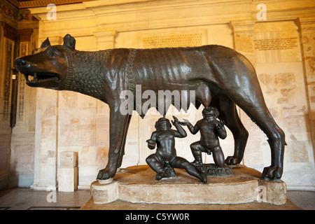 Statue en bronze de l'étrusque elle Wolf et Romulus et Remus, les musées du Capitole, la colline du Capitole, Rome, Italie Banque D'Images