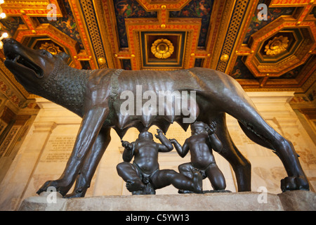 Statue en bronze de l'étrusque elle Wolf et Romulus et Remus, les musées du Capitole, la colline du Capitole, Rome, Italie Banque D'Images