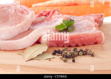 Côte de porc sur la planche à découper Banque D'Images