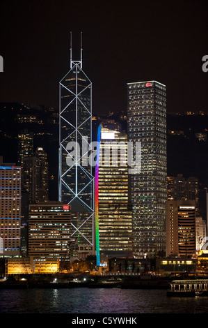 Bank of China Tower Building ,Cheung Kong Centre et AIA Central, Hong Kong Skyline at Night de Victoria Harbour Banque D'Images