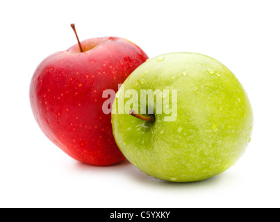 Deux pommes fraîches isolées sur fond blanc Banque D'Images