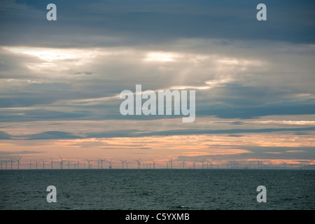Coucher de soleil sur l'éolien offshore Walney, Cumbria, UK. Banque D'Images