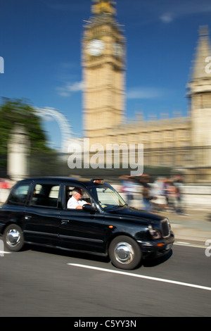 London taxi passant Chambres du Parlement, Londres Banque D'Images