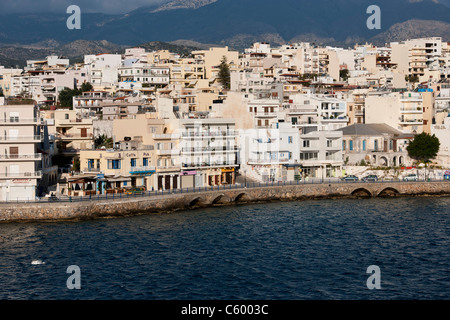 Agios Nikolaos Lassithi,Lac,intérieur,avant-port, bateaux, Restaurants, cafés, les navires de croisière, une croisière sur la mer Egée, les îles grecques, Grèce Banque D'Images