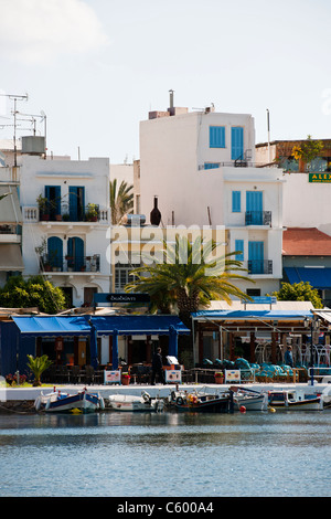 Agios Nikolaos Lassithi,Lac,intérieur,avant-port, bateaux, Restaurants, cafés, les navires de croisière, une croisière sur la mer Egée, les îles grecques, Grèce Banque D'Images