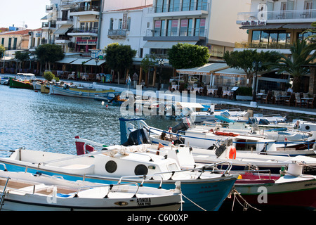 Agios Nikolaos Lassithi,Lac,intérieur,avant-port, bateaux, Restaurants, cafés, les navires de croisière, une croisière sur la mer Egée, les îles grecques, Grèce Banque D'Images