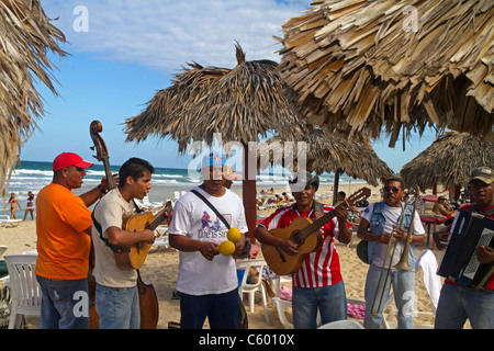 Fils musiciens à Playa del Este , Santa Maria del Mar, près de La Havane Cuba Banque D'Images