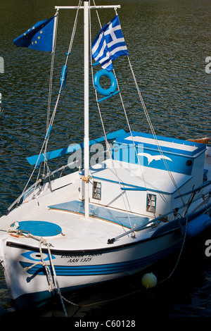 Agios Nikolaos Lassithi,Lac,intérieur,avant-port, bateaux, Restaurants, cafés, les navires de croisière, une croisière sur la mer Egée, les îles grecques, Grèce Banque D'Images