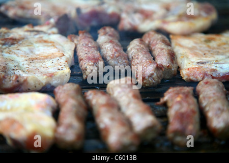 Close up of mix grill barbecue des aliments cuits sur la nourriture habituelle nous sorcière en Bosnie Banque D'Images