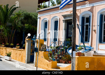 Agios Nikolaos Lassithi,Lac,intérieur,avant-port, bateaux, Restaurants, cafés, les navires de croisière, une croisière sur la mer Egée, les îles grecques, Grèce Banque D'Images