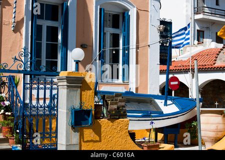 Agios Nikolaos Lassithi,Lac,intérieur,avant-port, bateaux, Restaurants, cafés, les navires de croisière, une croisière sur la mer Egée, les îles grecques, Grèce Banque D'Images