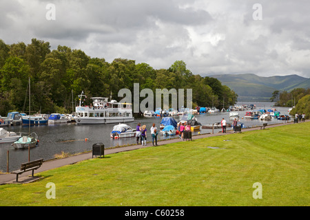 Leven River avec le Loch Lomond dans la distance, Balloch, West Dunbartonshire Banque D'Images