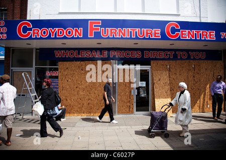 Le lendemain de l'émeute a eu lieu à Croydon dans le sud de Londres, le Centre de conseils Meubles Croydon c'est fenêtres brisées. Banque D'Images