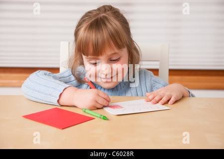 États-unis, Illinois, Metamora, Girl (4-5) écrit voeux de Noël Banque D'Images