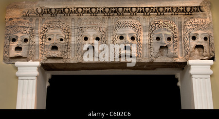 Grec romain grotesque masque tragédie Antalya Turquie Théâtre de Perge masques théâtraux; Banque D'Images