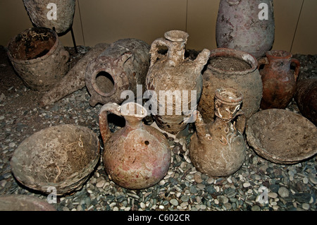 Ancienne amphore romaine antique grecque ancienne en céramique poterie terre cuite ancienne trouvée sur fond de mer Banque D'Images