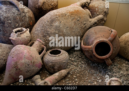 Ancienne amphore romaine antique grecque ancienne en céramique poterie terre cuite ancienne trouvée sur fond de mer Banque D'Images