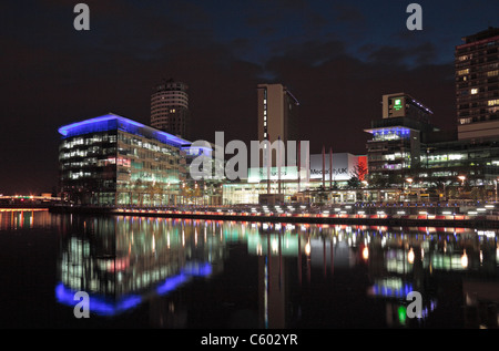 Photo de nuit de la BBC complexe MediaCityUK, Salford Quays, Manchester, Royaume-Uni. Banque D'Images