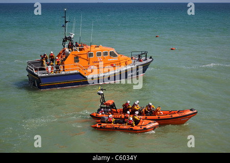 L'ALB Cromer La RNLI Victor Freeman sur station avec le bateau de pêche côtière D734 et le bateau de Sheringham B845 Banque D'Images