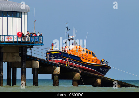 L'ALB Cromer Le RNLB Victor Freeman en cours de récupération retour à la boat house Banque D'Images