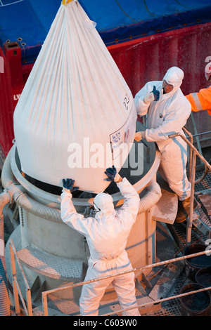 Le mélange de coulis spécialiste pour réparer des pièces en place d'éoliennes sur l'éolien offshore Walney, UK. Banque D'Images