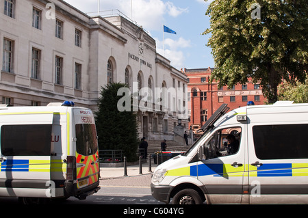 La Police galloise cars [Heddlu] à Londres, à l'extérieur de ville de Hackney, le mardi 9 août, à la suite des émeutes le 8 août 2011. Banque D'Images