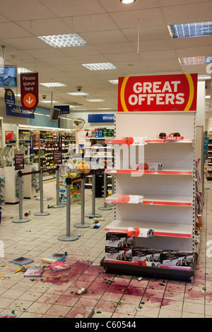 Suite des émeutes de Londres à Camden Town, pillé en magasin Sainsbury's Chalk Farm Road Banque D'Images