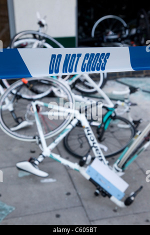 Lendemain d'émeutes dans la région de Camden Town, Evans Cycles, magasin pillé dans Chalk Farm Road Banque D'Images
