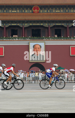 Le passage des cyclistes à TIANANMEN MENS ROAD RACE STADE OLYMPIQUE BEIJING Chine 09 Août 2008 Banque D'Images