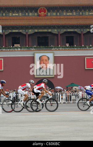 Le passage des cyclistes à TIANANMEN MENS ROAD RACE STADE OLYMPIQUE BEIJING Chine 09 Août 2008 Banque D'Images