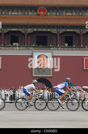 Le passage des cyclistes à TIANANMEN MENS ROAD RACE STADE OLYMPIQUE BEIJING Chine 09 Août 2008 Banque D'Images