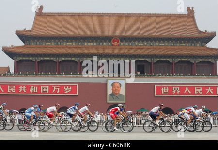 Le passage des cyclistes à TIANANMEN MENS ROAD RACE STADE OLYMPIQUE BEIJING Chine 09 Août 2008 Banque D'Images