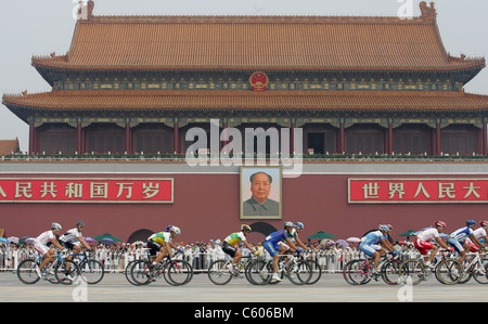 Le passage des cyclistes à TIANANMEN MENS ROAD RACE STADE OLYMPIQUE BEIJING Chine 09 Août 2008 Banque D'Images